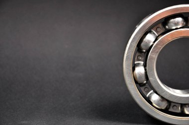 Siyah arka planda ilerliyorlar. Uzayı kopyala Yedek parçalar.