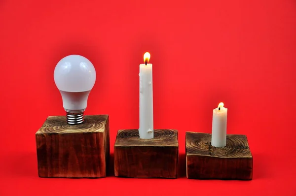 Het Concept Van Energiebesparing Een Diode Lamp Kaarsen Kandelaars — Stockfoto