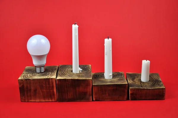 Het Concept Van Energiebesparing Led Lamp Kaarsen Een Rode Achtergrond — Stockfoto