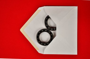 Çevrimiçi dağıtım. Kırmızı arkaplanda posta zarfı ve bilye.