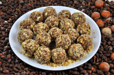 Beyaz tabakta fındıktan yapılmış ev yapımı şekerler..