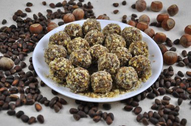 Beyaz tabakta fındıktan yapılmış ev yapımı şekerler..