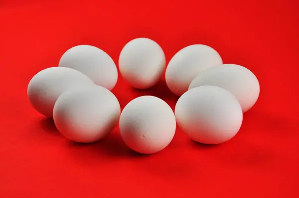 Uova Pollo Bianche Sfondo Rosso — Foto Stock