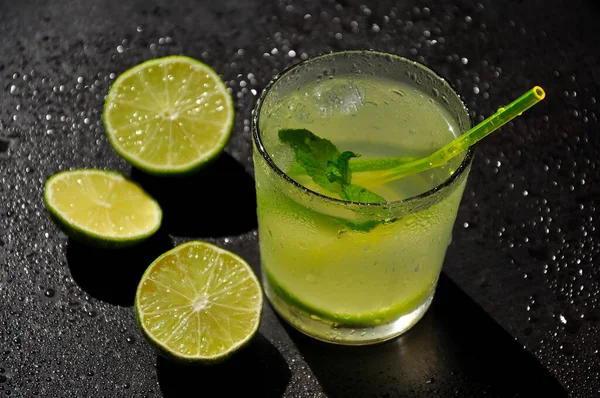 Lemonad Med Mynta Och Lime Ett Svart Bord — Stockfoto