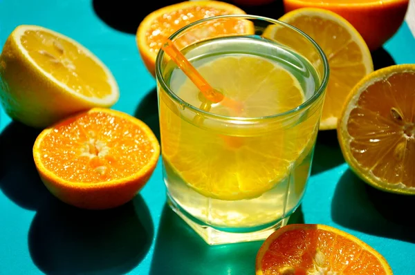 Natürlicher Saft Aus Frisch Gepressten Orangen Und Zitronen — Stockfoto