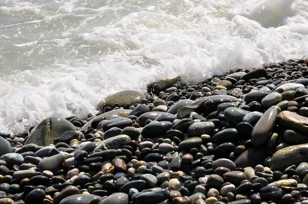 Fala Rozbijająca Się Żwirowej Plaży Zbliżenie Obraz Tła — Zdjęcie stockowe