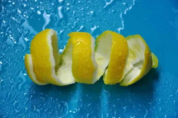 Peeling Citron Sur Fond Bleu — Photo