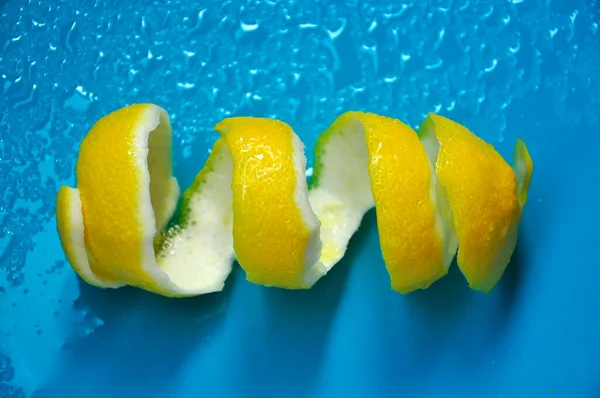 Колючка Лимона Синьому Фоні — стокове фото