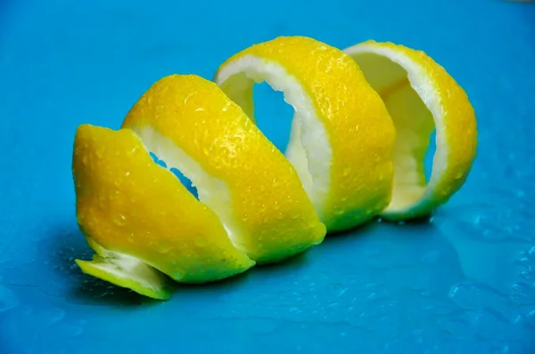 Peeling Citron Sur Fond Bleu — Photo