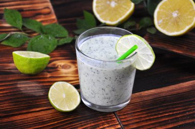 Salatalık ve limonlu meyve suyu..