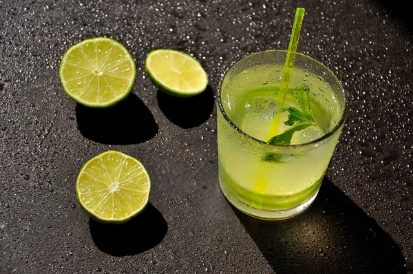 Siyah Arka Planda Buzlu Limonlu Doğal Meyve Suyu — Stok fotoğraf