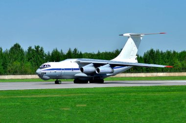 Uçak piste iniyor. IL-76. Pulkovo Havaalanı.