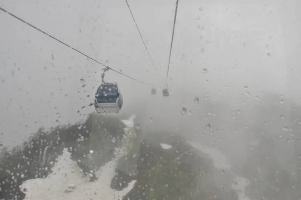 Cableway Nas Montanhas Cobertas Neve — Fotografia de Stock