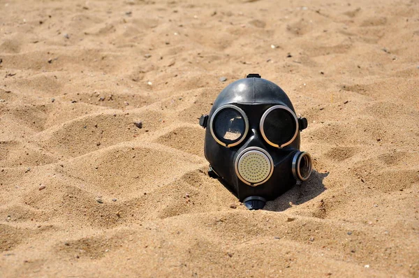 Het Probleem Milieuvervuiling Een Gasmasker Liggend Het Zand Woestijn — Stockfoto