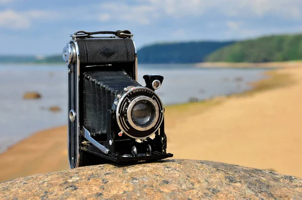 Schwarze Analogkamera Auf Dem Hintergrund Der Küste — Stockfoto