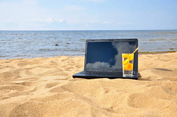 Trabajo Remoto Portátil Negro Vaso Jugo Fresco Una Playa Arena —  Fotos de Stock