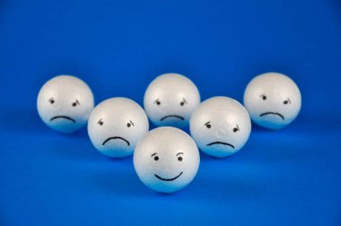 Duygular konsepti. Mutluluk ve depresyon yüzleri.