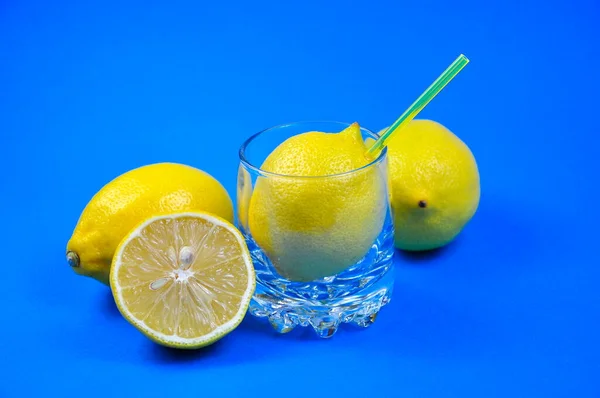 Citrons Jaunes Mûrs Verre Jus Citron Sur Fond Bleu Bannière — Photo