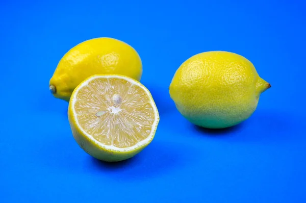 Citrons Jaunes Mûrs Sur Fond Bleu Bannière — Photo