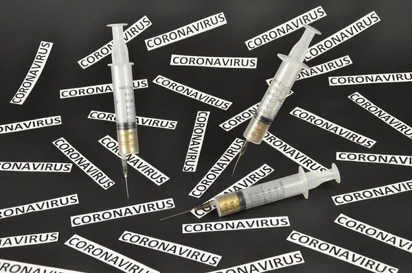Vacunación Ganancias Jeringas Llenas Monedas — Foto de Stock