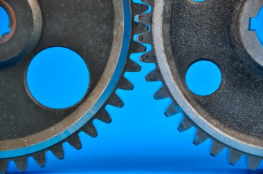 Mavi arka planda dişli tekerlekler. Yedek parçalar,