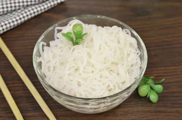 Konjac or Shirataki noodles with Chinese chopsticks. Japanese traditional dish. Healthy food for weight loss, keto diet concept — Stock Fotó
