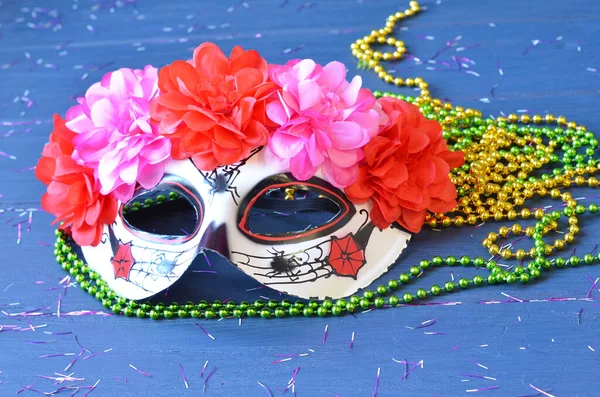 Máscara Dia de los muertos sobre fondo de madera. Accesorios de carnaval de Halloween. Día de los muertos Mascarada concepto de vacaciones — Foto de Stock