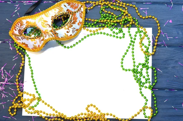 Máscara de Mardi gras e moldura de contas para texto sobre fundo espaço em branco. Madi gras celebração gorda terça-feira carnaval — Fotografia de Stock