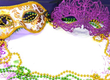 Mardi Gras maskesi ve boncuk çerçevesi beyaz alan arkaplanındaki yazı için. Madi Gras, Salı günkü şişman karnavalını kutluyor.