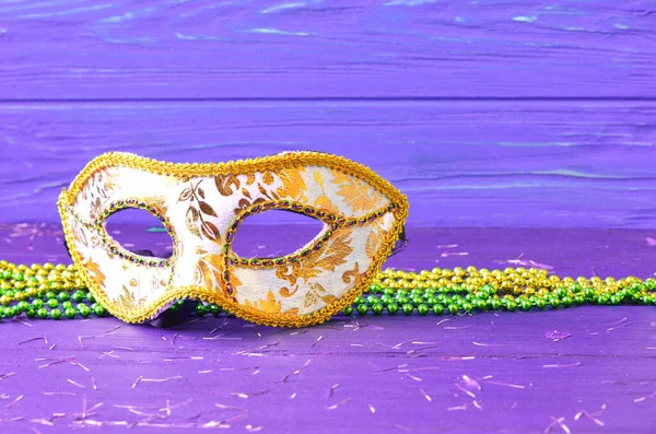 Mardi gras masca si margele pe un fundal din lemn. Accesorii de carnaval Madi Gras, confetti, mască festivă, venețiană sau carnavală. Conceptul de celebrare a mascaradei — Fotografie, imagine de stoc
