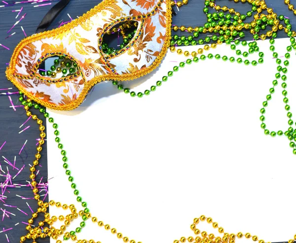 Máscara de Mardi gras e moldura de contas para texto sobre fundo espaço em branco. Madi gras celebração gorda terça-feira carnaval — Fotografia de Stock