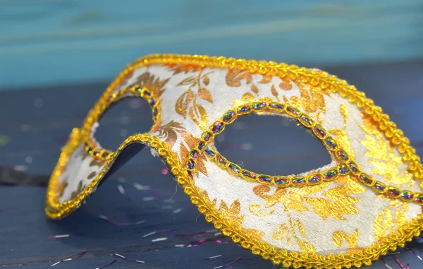 Mardi gras maska a korálky na dřevěném pozadí. Madi Gras karnevalové doplňky, konfety, slavnostní, benátská nebo karnevalová maska. Maškarní koncepce oslav — Stock fotografie