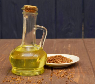 Ahşap arka planda keten tohumu. keten tohumu yağı sağlıklı gıda konsepti