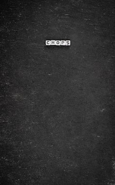 Siyah taş arka planda ana yemek.