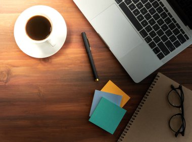 Kahve bardakta servis edilir, taşınabilir bir bilgisayarın yanına yerleştirilir ve yanında bir kalem, gözlük ve not defteri olur.