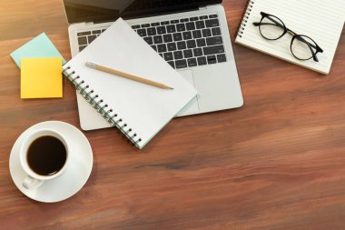 Kahve bardakta servis edilir, taşınabilir bir bilgisayarın yanına yerleştirilir ve yanında bir kalem, gözlük ve not defteri olur.