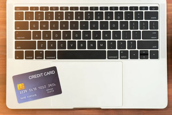 Laptop Klavyesindeki Mavi Kredi Kartının Yakın Çekimi Nternet Satın Alma — Stok fotoğraf