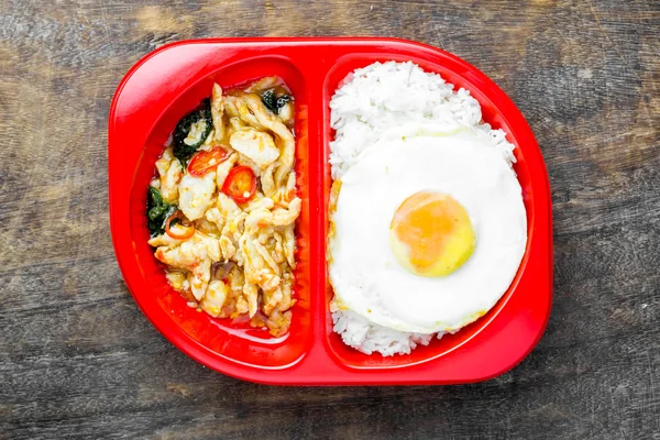 Ayam Basil Goreng dan Telur Goreng dengan Nasi — Stok Foto
