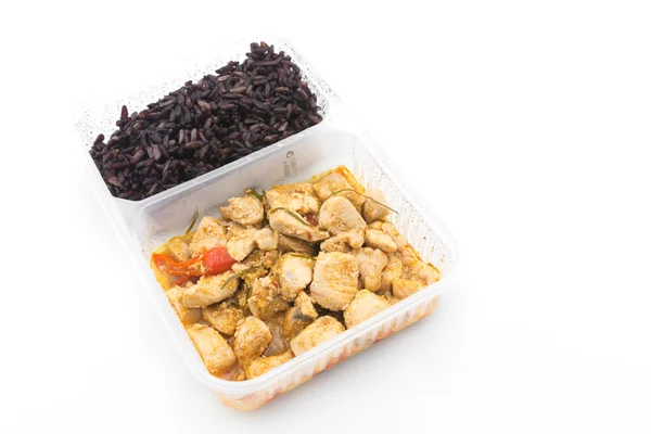 Makan siang bungkus: babi goreng dengan kari krim kelapa pedas dengan Riceberry — Stok Foto