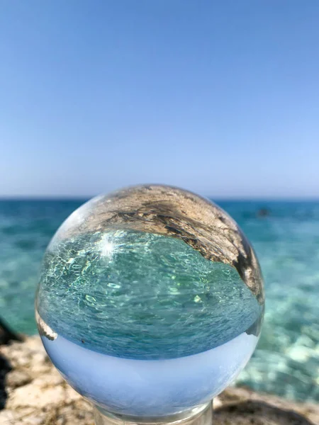 Zavřít křišťálovou skleněnou kouli na pláži. — Stock fotografie