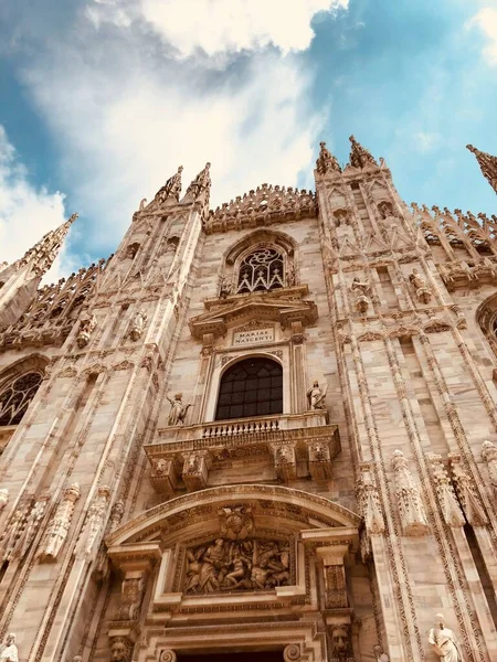 Katedra w Mediolanie. 8 czerwca 2018. błękitne niebo — Zdjęcie stockowe