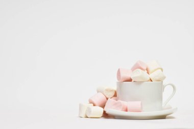 Beyaz arkaplanda şekerlemeler olan Kahve fincanını kapat