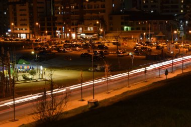 Trafik sıkıştı. Bulanık hareket cadde boyunca hızla ilerliyor.