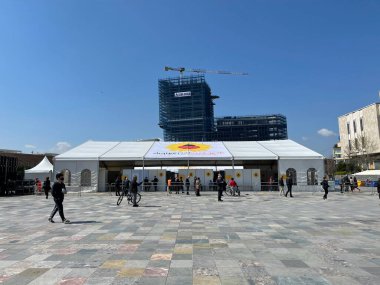 İnsanlar hastane aşı merkezinde iğne olmak için bekliyorlar..