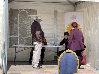 İnsanlar hastane aşı merkezinde iğne olmak için bekliyorlar..