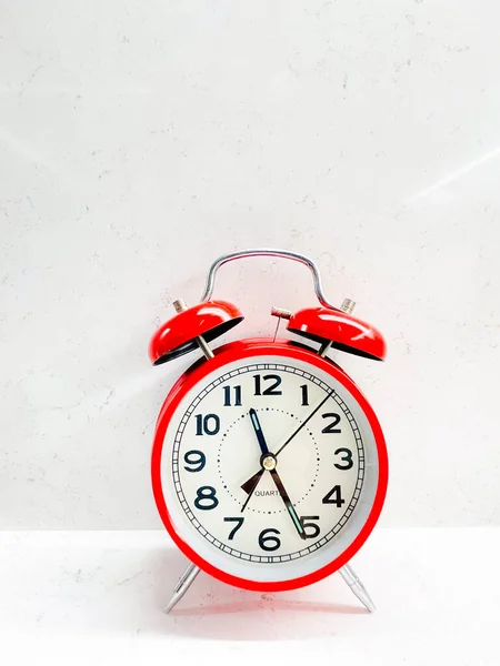 Relógio de alarme vermelho isolado no fundo branco. Conceito de tempo. — Fotografia de Stock