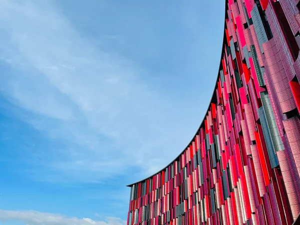 Скляний і червоний металевий фасад стадіону "Ейр Албанія" — стокове фото