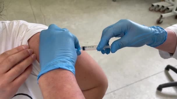 Mão da equipe médica injetando a vacina coronavírus covid-19. — Vídeo de Stock