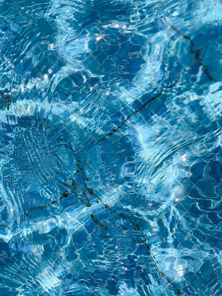 Piscina água superfície onda textura fundo. Férias de verão conceito. — Fotografia de Stock