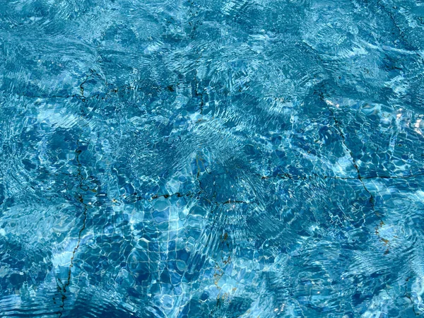 Havuz suyu yüzey dalga dokusu arka planı. Yaz tatili kavramı.